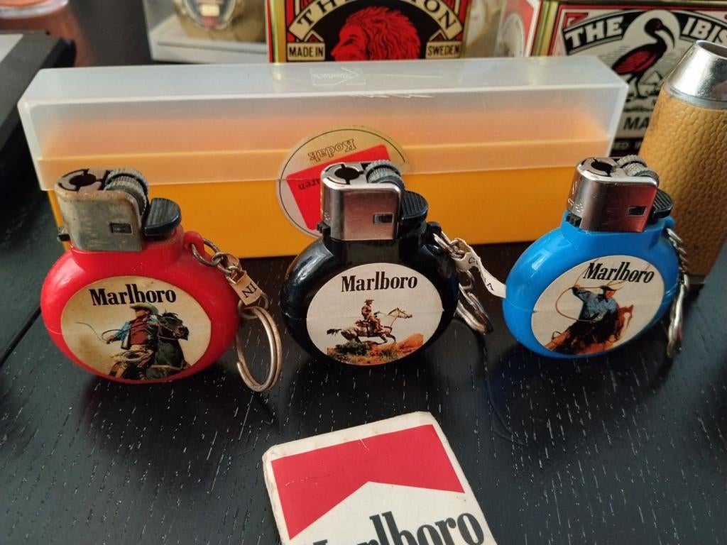 Vintage Marlboro set: aanstekers, sticker en lucifers, Ophalen of Verzenden, Gebruikt, Aansteker
