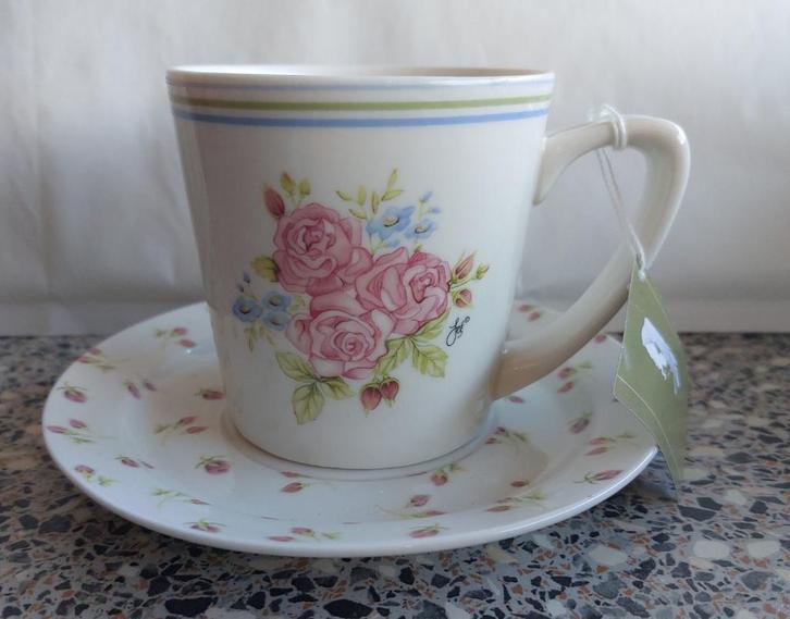 1 beker en schotel Zarah Jet ter Steege Roosjes, Huis en Inrichting, Keuken | Servies, Zo goed als nieuw, Kop(pen) en/of Schotel(s)