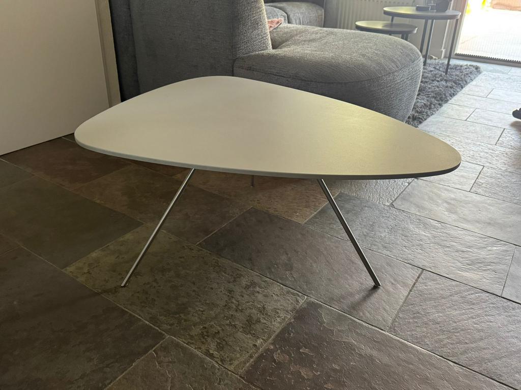 Leolux Liliom salontafel licht grijs, Ophalen, 100 tot 150 cm, 50 tot 100 cm, Zo goed als nieuw