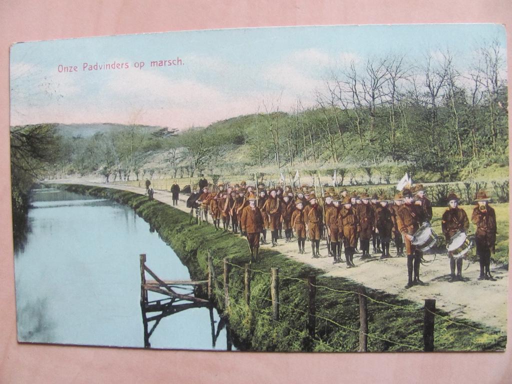 Warmond 1918 Onze padvinders op marsch, scouting, Verzamelen, Scouting, Ophalen of Verzenden, Gebruikt, Embleem, Speld of Insigne