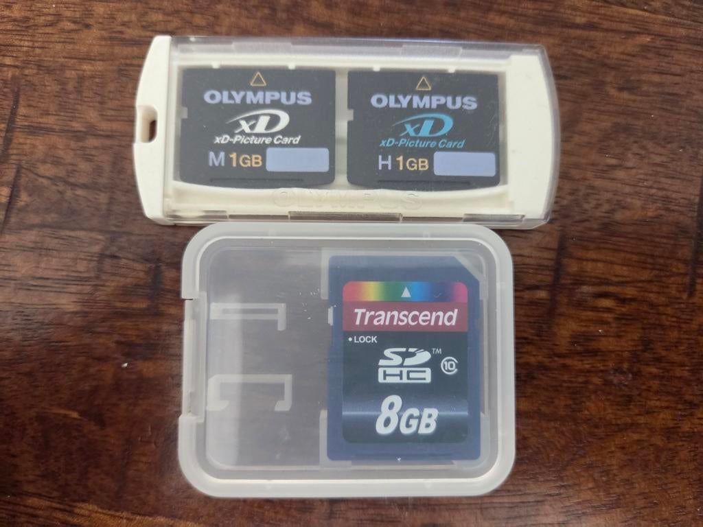 3 geheugenkaarten voor fotocamera: 2x XD 1GB, 1x SD 8GB, Audio, Tv en Foto, Fotografie | Geheugenkaarten, XD, Gebruikt, Olympus