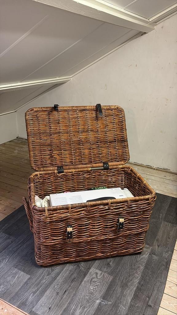 Grote stevige rieten mand met deksel, Huis en Inrichting, Woonaccessoires | Schalen en Manden, Gebruikt, Mand, Rechthoekig, Riet