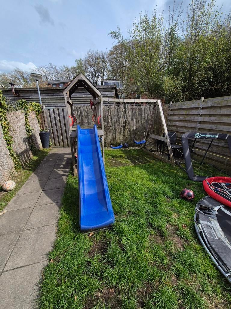Houten speeltoestel met schommels, klimwand en glijbaan, Kinderen en Baby's, Speelgoed | Buiten | Speeltoestellen, Ophalen of Verzenden