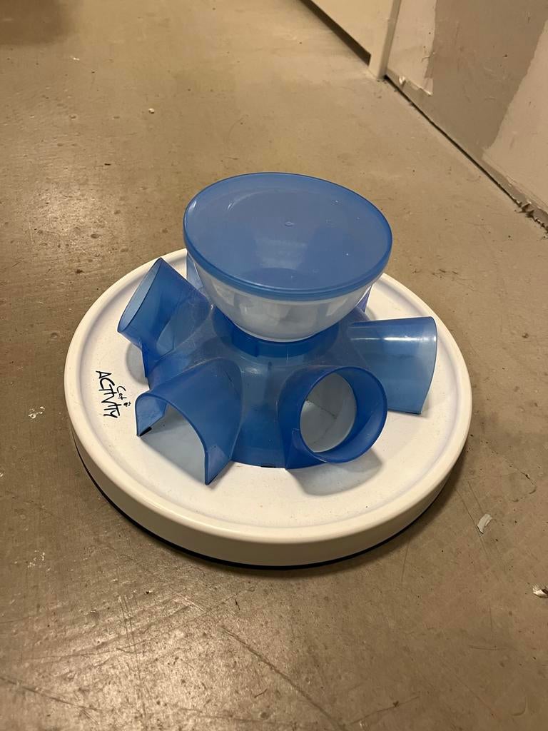 Cat feeding toy, Dieren en Toebehoren, Katten-accessoires, Ophalen