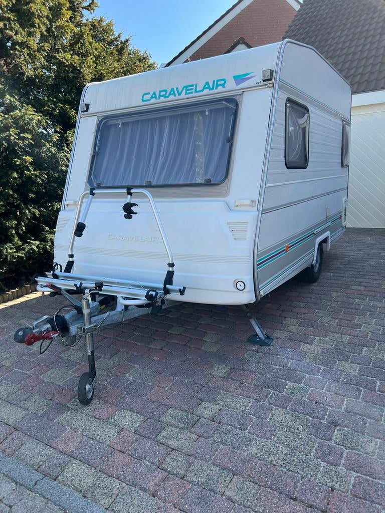 Compacte caravan met voortent en voortentluifel, Omvormbare zithoek, Tot en met 3, Particulier, 4 tot 5 meter