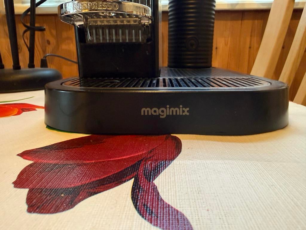 Magimix Nespresso met melkschuimer, Espresso apparaat, Ophalen of Verzenden, Zo goed als nieuw, Koffiepads en cups