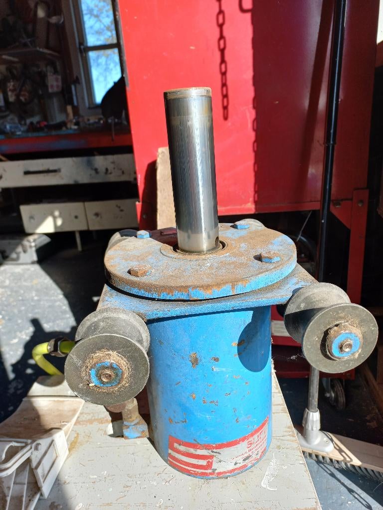 hydraulische crick voor put of brug, Ophalen, Gebruikt