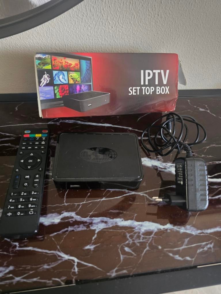 IPTV Set Top Box met afstandsbediening en adapter, Ophalen of Verzenden, Gebruikt, Decoder