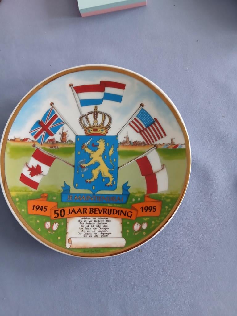 Bordje 50 jaar bevrijding.    Diameter 19 cm, Ophalen of Verzenden