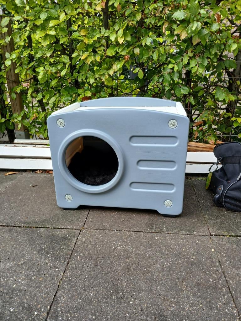 Kunststof kattenhuis voor buiten., Ophalen, Zo goed als nieuw