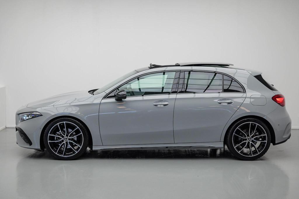 Mercedes-Benz A-klasse 200 AMG Line |Pano|AlpineGrau|Ambient, Gebruikt, 4 cilinders, 163 pk, Zilver of Grijs