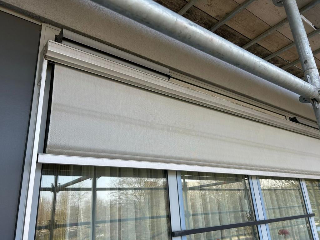 Screendoek met elektrische bediening, Tuin en Terras, Zonneschermen, 150 tot 300 cm, Ophalen of Verzenden, Gebruikt, Knikarmscherm