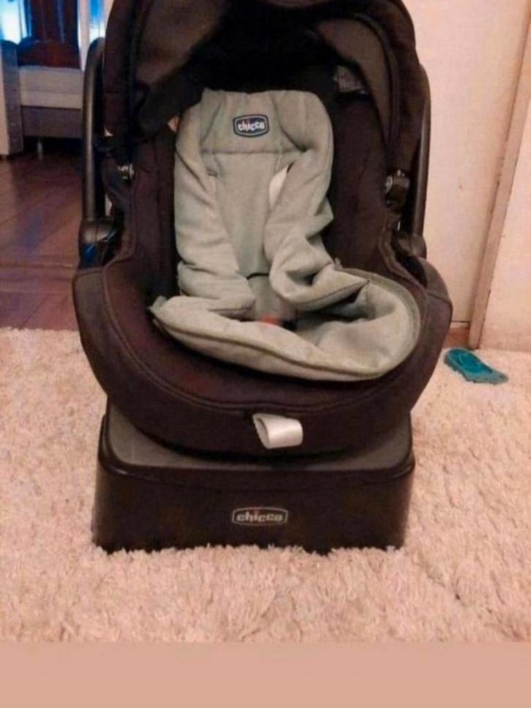 Te koop, Chicco merk Babystoel met Chicco isofix., Ophalen, 9 t/m 18 kg, Zo goed als nieuw, Chicco