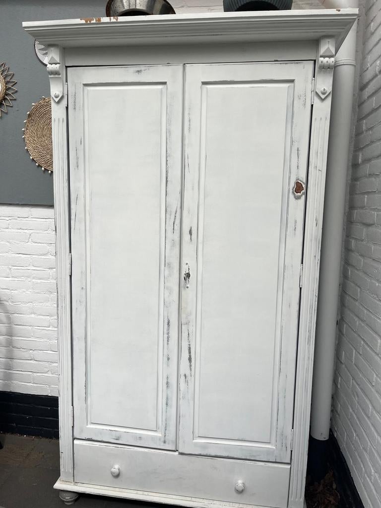 Oude wit gekrijte kast, Antiek en Kunst, Antiek | Meubels | Kasten, Ophalen of Verzenden