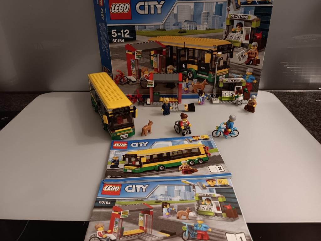 Lego City 60154 Busstation met bus en figuren, Kinderen en Baby's, Speelgoed | Duplo en Lego, Ophalen of Verzenden, Zo goed als nieuw