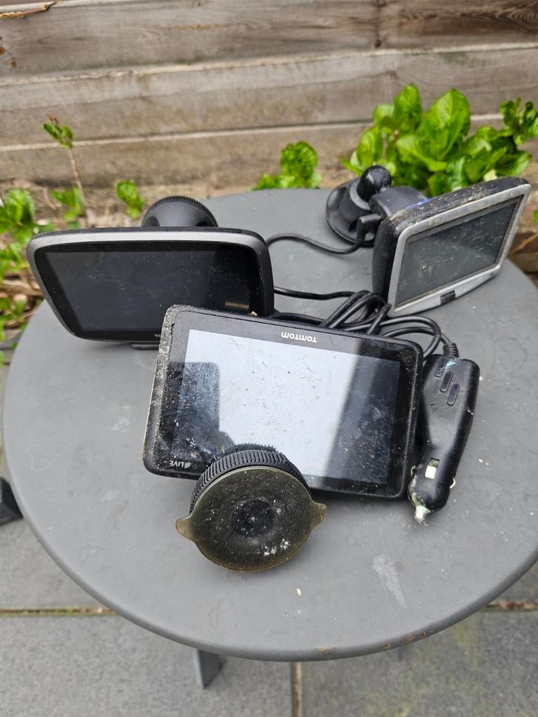 TomTom navigatiesystemen (2 stuks) met accessoires, Auto diversen, Ophalen of Verzenden, Gebruikt