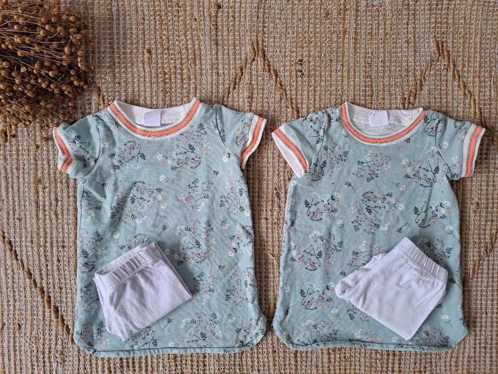Twee mint groene bloemen jurkjes met witte leggings maat 86, Kinderen en Baby's, Babykleding | Maat 86, Ophalen of Verzenden, Gebruikt