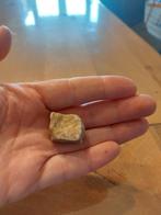 Mooie steen met glittereffect, Verzamelen, Mineralen en Fossielen, Ophalen of Verzenden, Mineraal