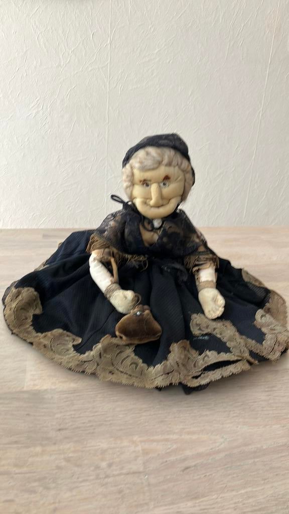 Oud oma handwerk stoffen popje(niet de knapste oma)nostalgie, Verzamelen, Poppen, Ophalen of Verzenden, Zo goed als nieuw, Pop