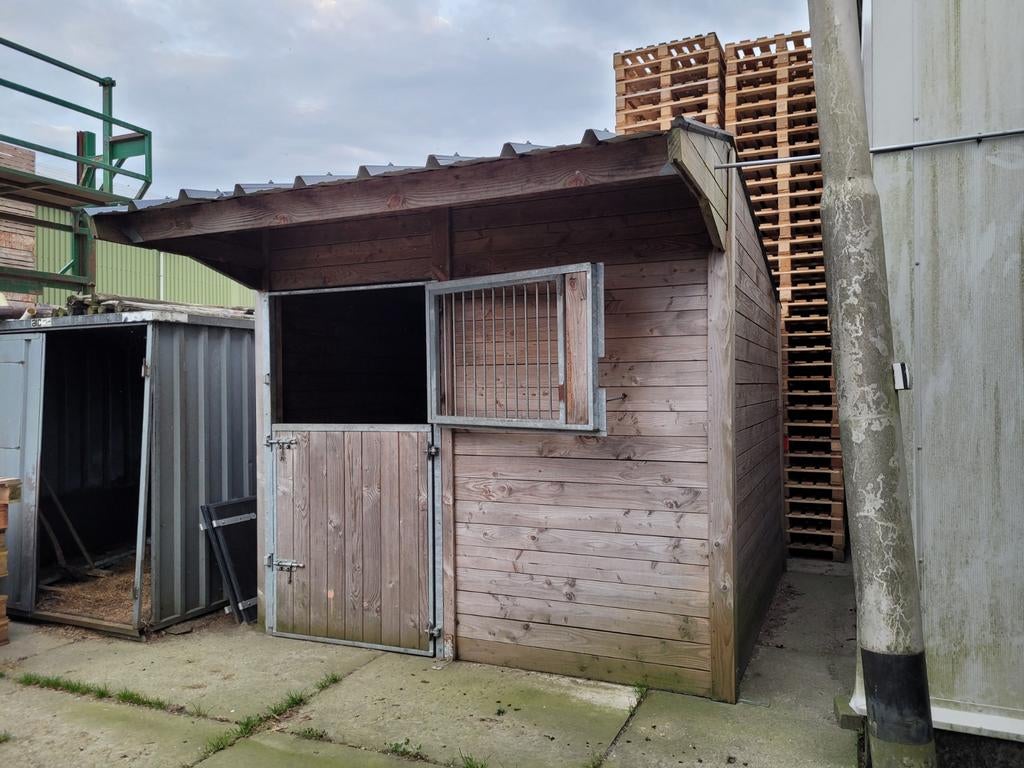 Prachtige houten buitenstal zeer degelijk en in orde, Dieren en Toebehoren, Stalling en Weidegang, Stalling, 1 paard of pony