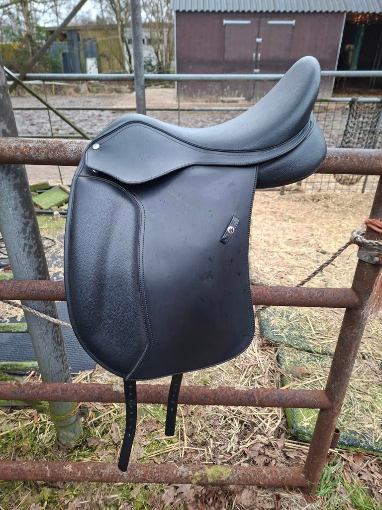 Wintec wide dressuurzadel 17,5 inch, Dieren en Toebehoren, Paarden en Pony's | Zadels, Ophalen of Verzenden, Zo goed als nieuw