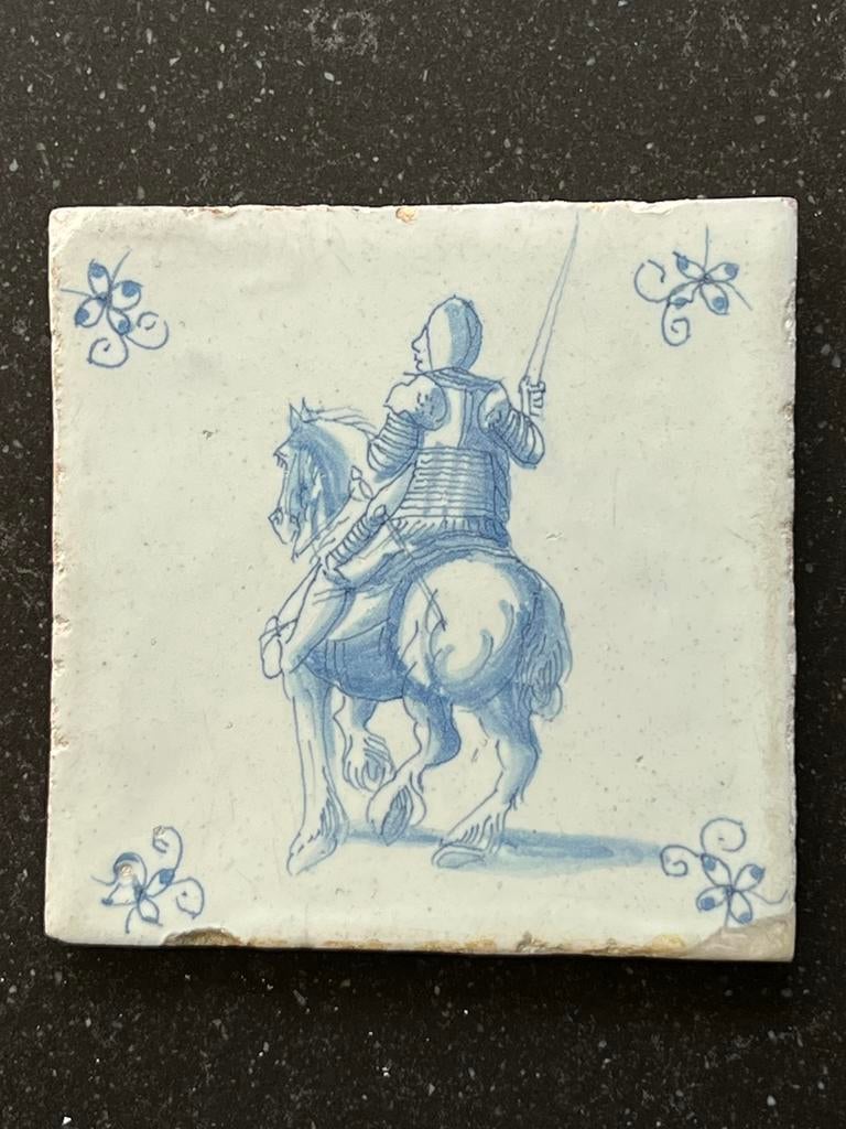 Tegel met ridder / militaire ruiter, Delfts Blauw. 17e eeuw, Antiek en Kunst, Antiek | Wandborden en Tegels, Verzenden