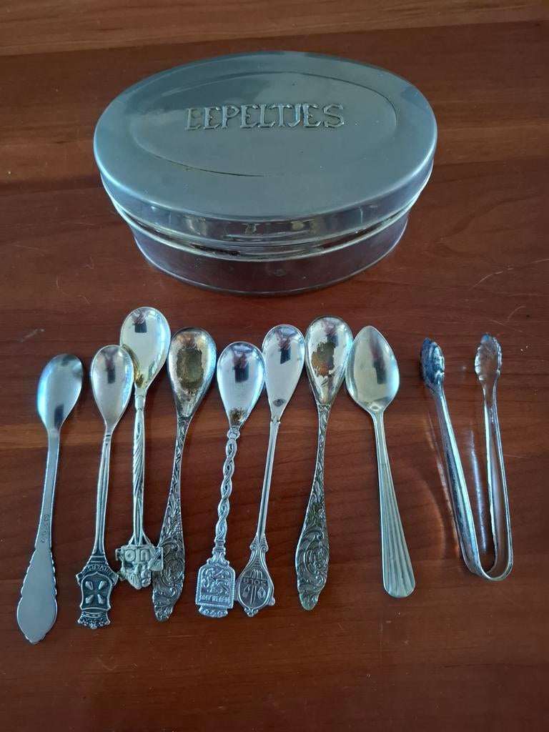 Verzilverde lepeltjes met suikertang in doosje, Antiek en Kunst, Antiek | Bestek, Ophalen of Verzenden