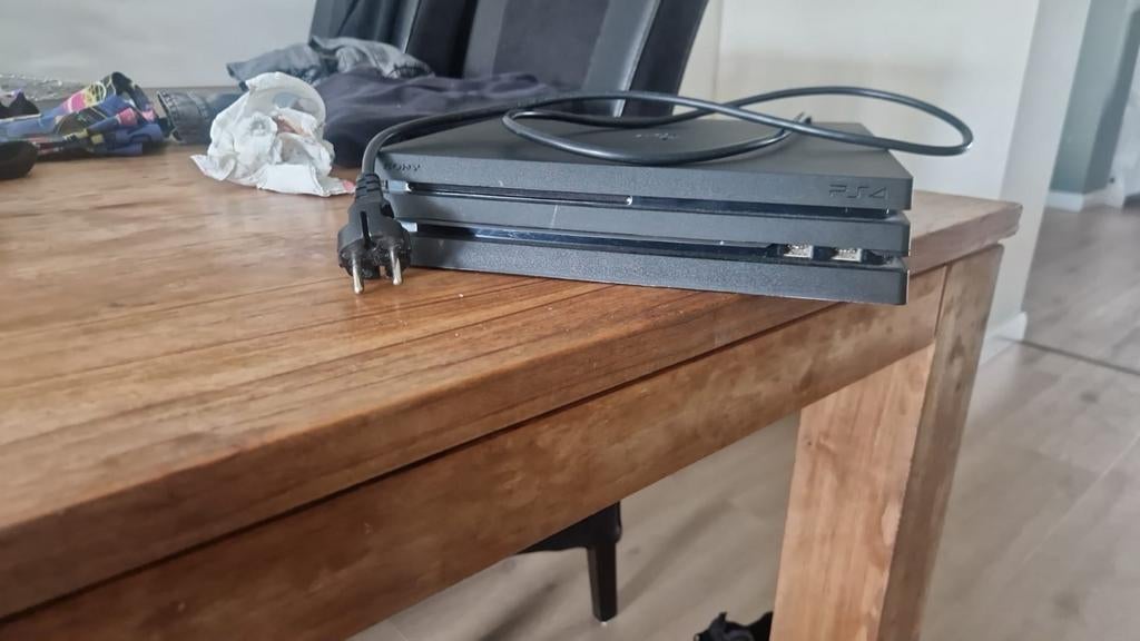 Playstation 4 pro met 2 controllers en 11 games, Ophalen of Verzenden