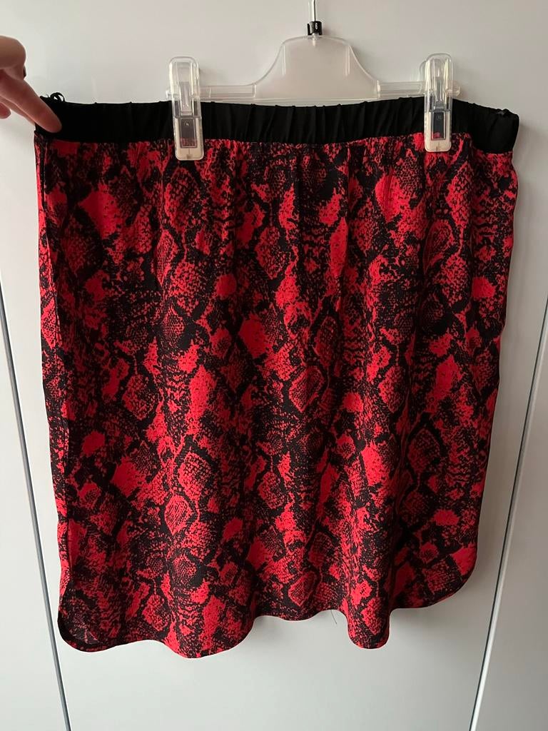 Geisha rok slangenprint rood zwart maat 44 nieuw., Kleding | Dames, Rokken, Maat 42/44 (L), Nieuw, Ophalen of Verzenden, Boven de knie