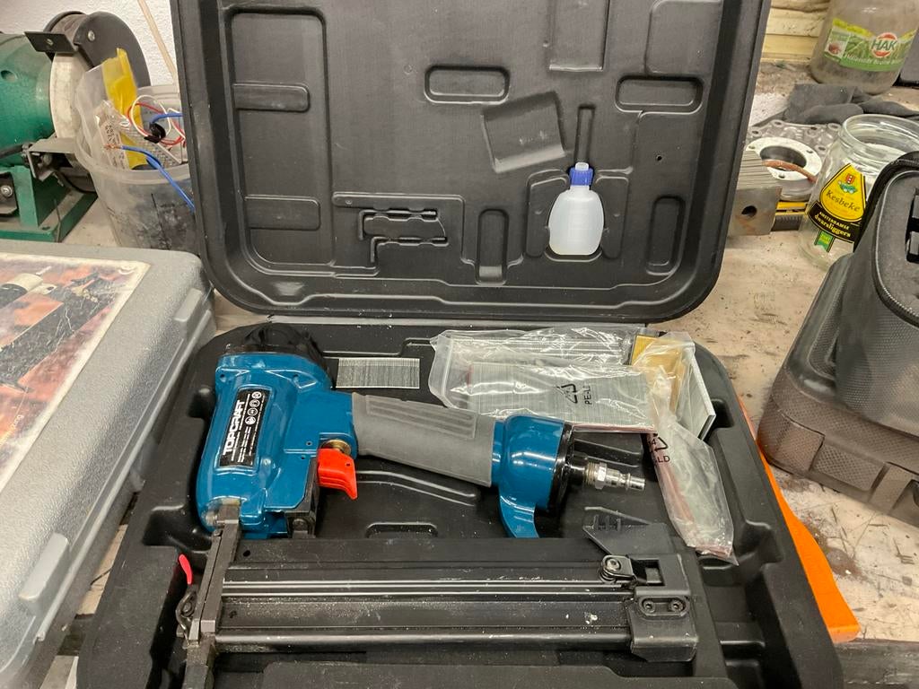 TOPCRAFT tacker op lucht in koffer met toebehoren, Doe-het-zelf en Verbouw, Gereedschap | Handgereedschap, Gebruikt, Ophalen of Verzenden