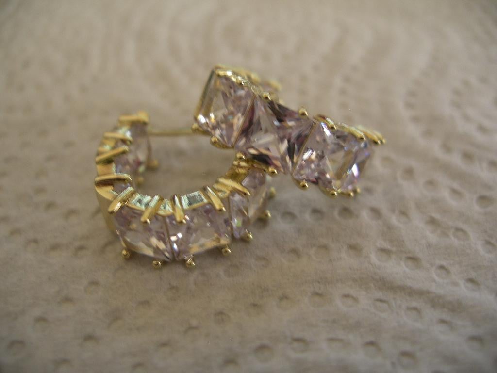 Een paar Goud Vergulde Creool Oorbellen met Zirkonia stenen, Verzenden, Goud, Oorbellen, Verguld