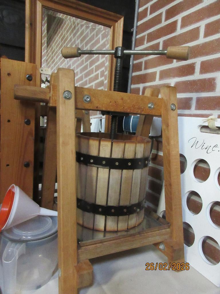 Heel veel spullen voor het maken van wijn. Wijnpers etc., Hobby en Vrije tijd, Overige Hobby en Vrije tijd, Ophalen, Gebruikt