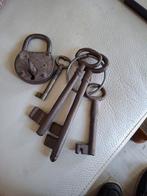 Oud hangslot met zeer oude vintage sleutels, Ophalen of Verzenden