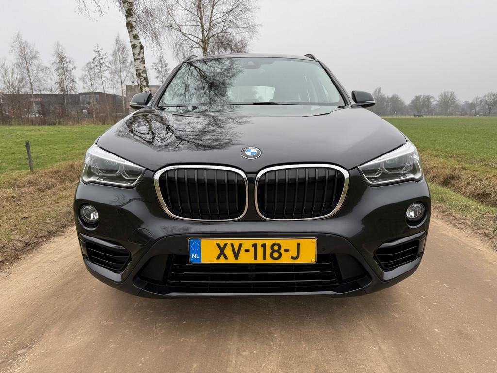 BMW X1 sDrive18i Executive Edition | PANORAMADAK | TREKHAAK, Auto's, Stof, Gebruikt, Met garantie (alle), Zwart