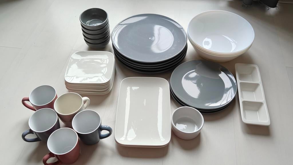 Uitgebreid serviespakket: borden, kommen, schalen en kopjes, Ophalen of Verzenden, Zo goed als nieuw