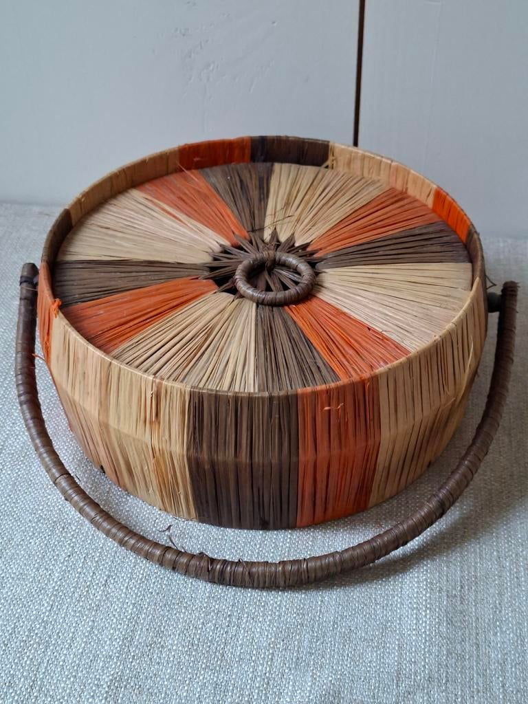 Ronde raffia mand met deksel, Huis en Inrichting, Woonaccessoires | Schalen en Manden, Ophalen of Verzenden, Rond, Riet