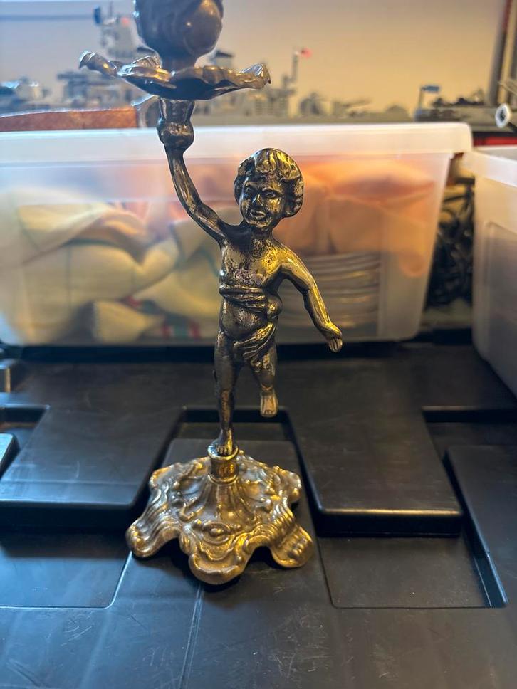 Antieke koperen kandelaar met cerubijn, Antiek en Kunst, Antiek | Kandelaars, Koper of Brons, Ophalen of Verzenden