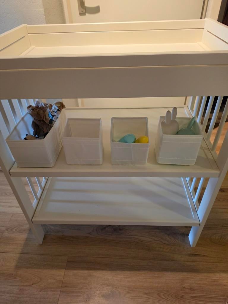 Witte commode met opstaande rand, Kinderen en Baby's, Kinderkamer | Commodes en Kasten, 90 tot 105 cm, 100 cm of meer, 50 tot 70 cm