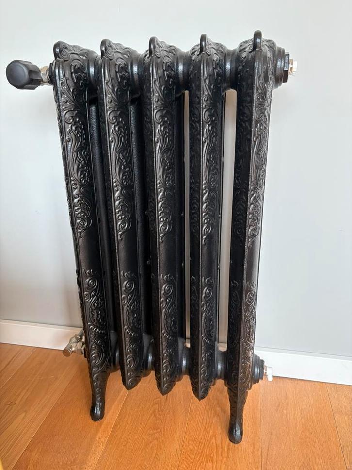 Vintage gietijzeren radiator zwart met mooi motief, Doe-het-zelf en Verbouw, Verwarming en Radiatoren, Zo goed als nieuw, Radiator
