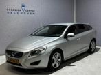 Volvo V60 1.6 T3 Kinetic // D-RIEM VV 176.319 KM // NAV //, Auto's, Voorwielaandrijving, Gebruikt, Zwart, 4 cilinders
