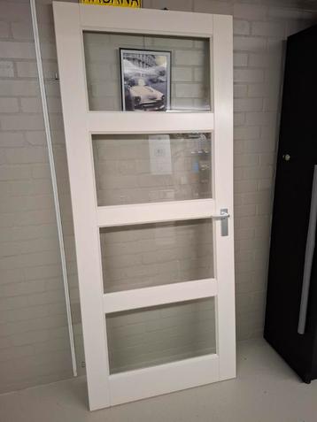 Witte binnendeur met glas beschikbaar voor biedingen
