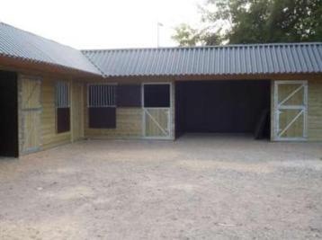 Paardenstallen voor meerdere paarden  beschikbaar voor biedingen