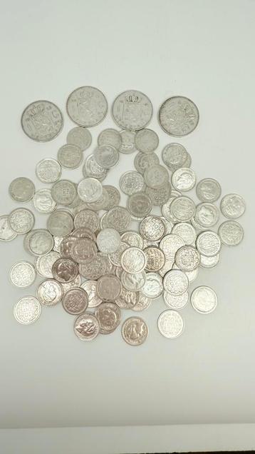 94 zilveren dubbeltjes en 4 guldens. beschikbaar voor biedingen