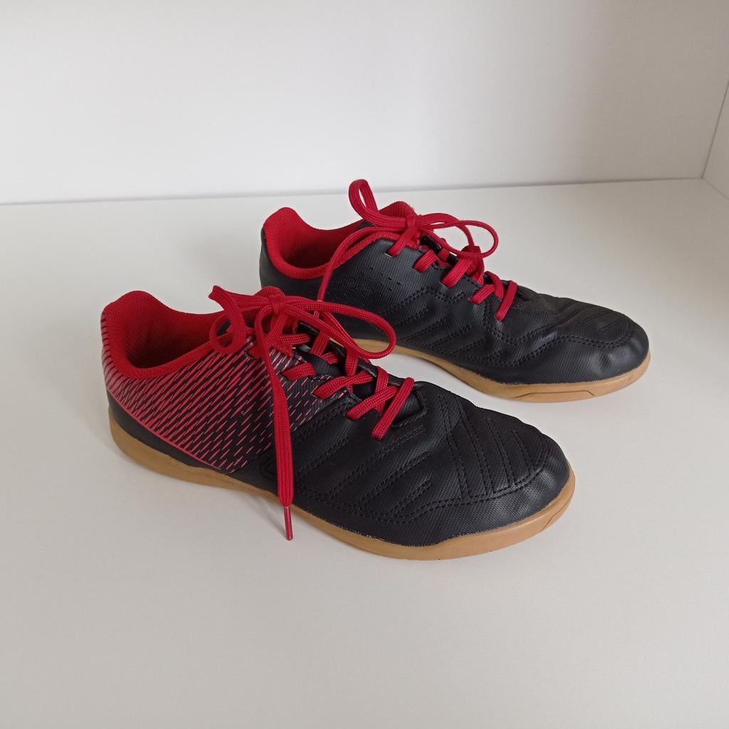 Kipsta voetbalschoenen / gymschoenen zwart / rood maat 36, Kinderen en Baby's, Kinderkleding | Schoenen en Sokken, Gebruikt, Sportschoenen