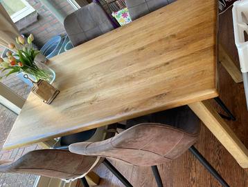 Eikenhouten tafel beschikbaar voor biedingen