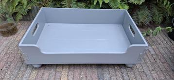Prachtige houten, grijze,hondenmand op pootjes.L60xB92xH28,5 beschikbaar voor biedingen