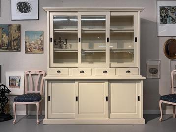 Ruime buffetkast / vitrinekast cremekleurig beschikbaar voor biedingen