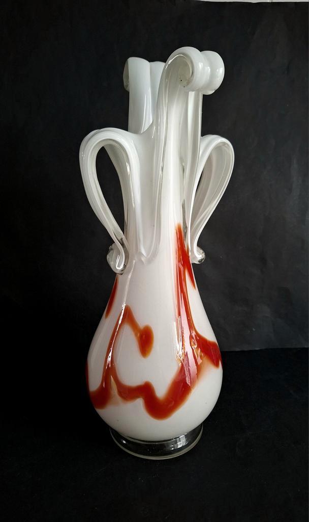 Simais grote kunstzinnige melkglas vaas met oranje accenten, Huis en Inrichting, Woonaccessoires | Vazen, Nieuw, Minder dan 50 cm