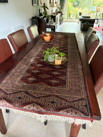 Een brocante lange tafel/pers/kleed beschikbaar voor biedingen
