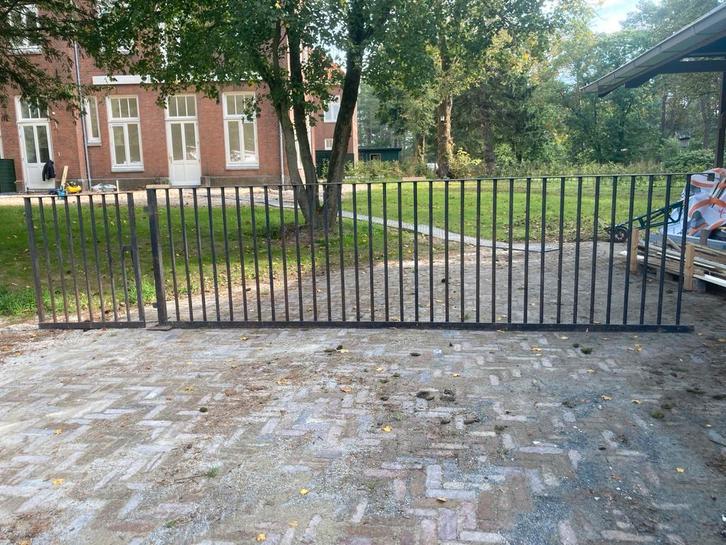 Stalen Hek met Poort - 5.42m breed, Tuin en Terras, Tuinhekken en Hekwerk, Gebruikt, Spijlenhekwerk, IJzer, Met poort, Ophalen